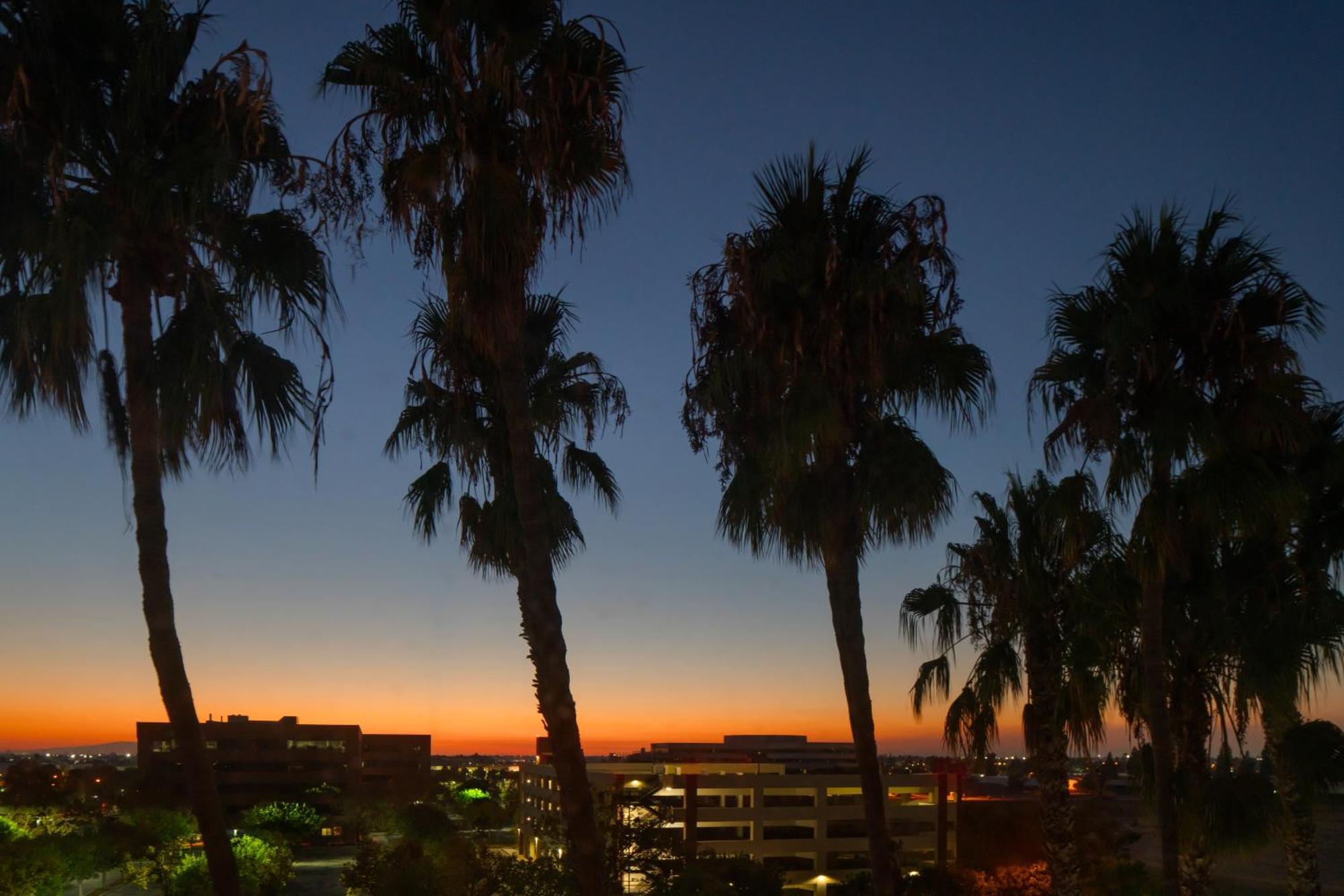 Отель Courtyard By Marriott Cypress Anaheim / Orange County Экстерьер фото
